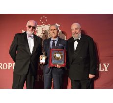 ΤΗΝ ΗΓΕΤΙΚΗ ΤΟΥΣ ΘΕΣΗ ΣΤΗΝ ΑΓΟΡΑ - CHC GROUP